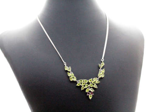 GORGEOUS GREEN PERIDOT PENDANT NECKLACE WITH 18` STERLING SILVER HERRINGBONE CHAIN. 925