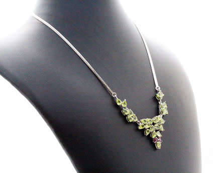 GORGEOUS GREEN PERIDOT PENDANT NECKLACE WITH 18` STERLING SILVER HERRINGBONE CHAIN. 925