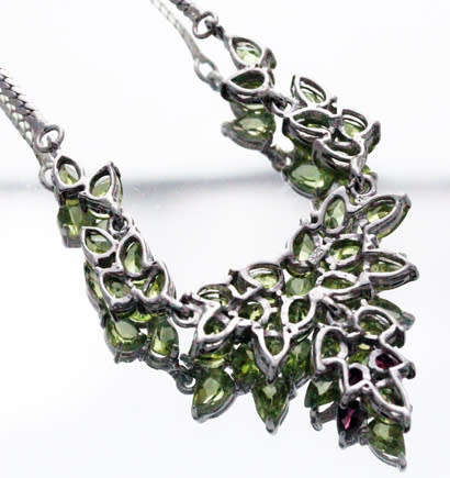 GORGEOUS GREEN PERIDOT PENDANT NECKLACE WITH 18` STERLING SILVER HERRINGBONE CHAIN. 925