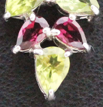 GORGEOUS GREEN PERIDOT PENDANT NECKLACE WITH 18` STERLING SILVER HERRINGBONE CHAIN. 925