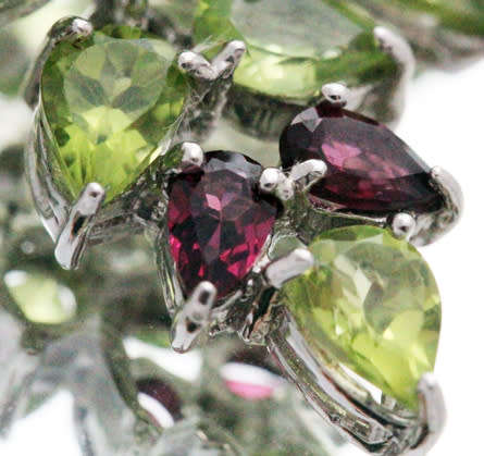 GORGEOUS GREEN PERIDOT PENDANT NECKLACE WITH 18` STERLING SILVER HERRINGBONE CHAIN. 925