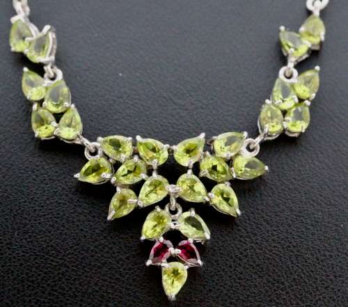 GORGEOUS GREEN PERIDOT PENDANT NECKLACE WITH 18` STERLING SILVER HERRINGBONE CHAIN. 925