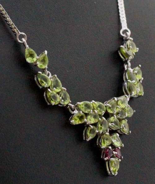 GORGEOUS GREEN PERIDOT PENDANT NECKLACE WITH 18` STERLING SILVER HERRINGBONE CHAIN. 925