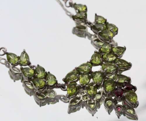 GORGEOUS GREEN PERIDOT PENDANT NECKLACE WITH 18` STERLING SILVER HERRINGBONE CHAIN. 925