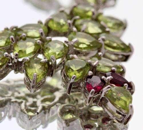 GORGEOUS GREEN PERIDOT PENDANT NECKLACE WITH 18` STERLING SILVER HERRINGBONE CHAIN. 925