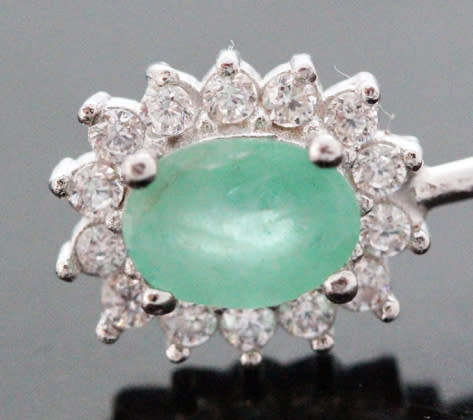 CONTEMPORARY EMERALD AND BRIGHT WHITE STONE STERLING SILVER BANGLE. 925