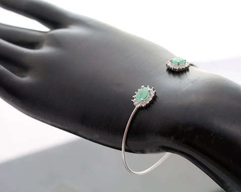 CONTEMPORARY EMERALD AND BRIGHT WHITE STONE STERLING SILVER BANGLE. 925