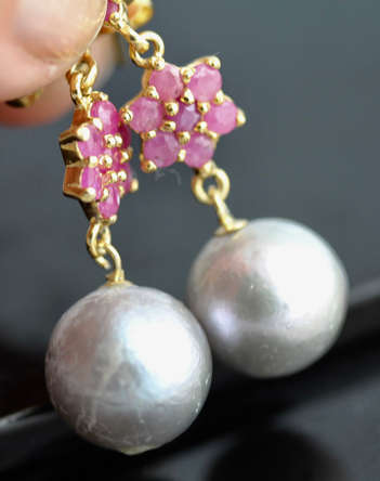 STRIKING GOLD-HUED STERLING SILVER FLORAL DROP & DANGLE EARRINGS WITH RUBIES AND A BAROQUE PEARL