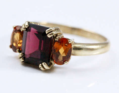 EYE-CATCHING VINTAGE GARNET AND FIRE OPAL 9CT YELLOW GOLD RING. GORGEOUS STRONG COLOURS