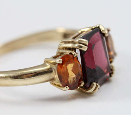 EYE-CATCHING VINTAGE GARNET AND FIRE OPAL 9CT YELLOW GOLD RING. GORGEOUS STRONG COLOURS