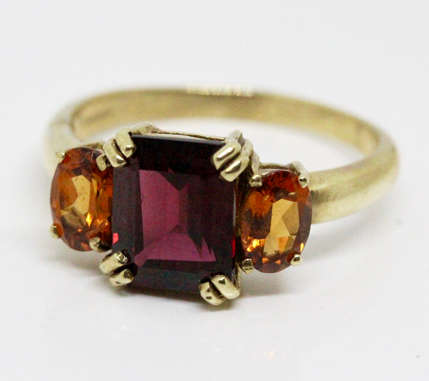 EYE-CATCHING VINTAGE GARNET AND FIRE OPAL 9CT YELLOW GOLD RING. GORGEOUS STRONG COLOURS
