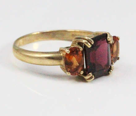 EYE-CATCHING VINTAGE GARNET AND FIRE OPAL 9CT YELLOW GOLD RING. GORGEOUS STRONG COLOURS