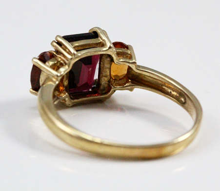 EYE-CATCHING VINTAGE GARNET AND FIRE OPAL 9CT YELLOW GOLD RING. GORGEOUS STRONG COLOURS