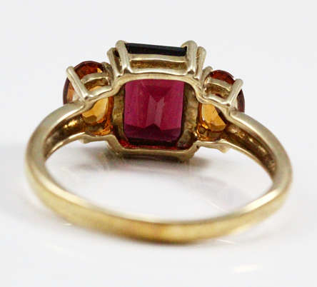 EYE-CATCHING VINTAGE GARNET AND FIRE OPAL 9CT YELLOW GOLD RING. GORGEOUS STRONG COLOURS