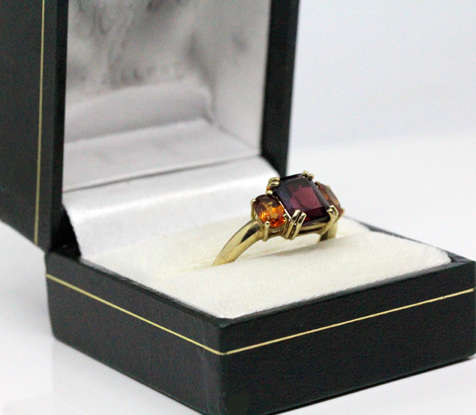 EYE-CATCHING VINTAGE GARNET AND FIRE OPAL 9CT YELLOW GOLD RING. GORGEOUS STRONG COLOURS