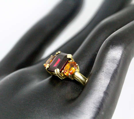 EYE-CATCHING VINTAGE GARNET AND FIRE OPAL 9CT YELLOW GOLD RING. GORGEOUS STRONG COLOURS