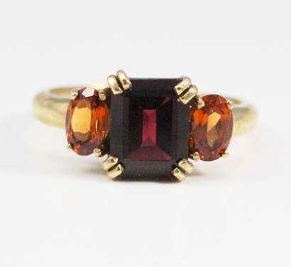 EYE-CATCHING VINTAGE GARNET AND FIRE OPAL 9CT YELLOW GOLD RING. GORGEOUS STRONG COLOURS