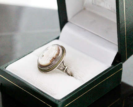 VINTAGE MOTHER OF PEARL SILVER 800 RING. VINTAGE ENGLISH PIECE