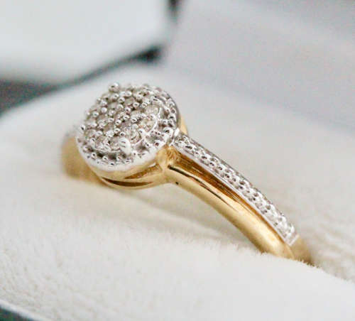 9ct YELLOW and WHITE GOLD DIAMOND RING. 19 SINGLE-CUT DIAMONDS. SOUTH AFRICAN. JEWELLER CERT R7`500