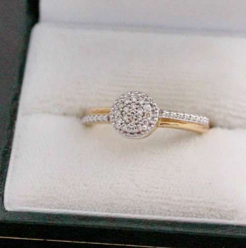 9ct YELLOW and WHITE GOLD DIAMOND RING. 19 SINGLE-CUT DIAMONDS. SOUTH AFRICAN. JEWELLER CERT R7`500