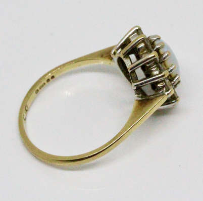 OPAL VINTAGE 9CT YELLOW AND WHITE GOLD RING WITH WHITE STONE ACCENTS. 375