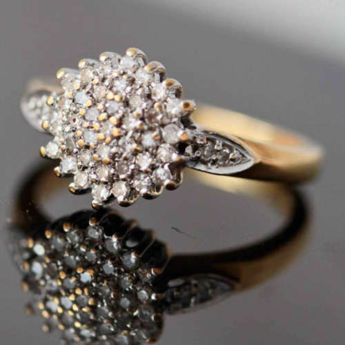 VINTAGE 18CT YELLOW GOLD AND DIAMOND 0,25ct RING. A SOLID 4,05 grams JEWELLER CERTIFICATE R18`000