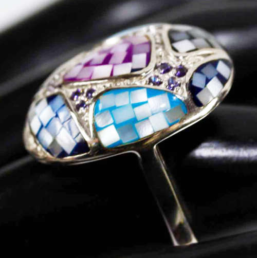 EYE-CATCHING LARGE DOMED REAL MOTHER OF PEARL STERLING SILVER RING. GORGEOUS COLOURS
