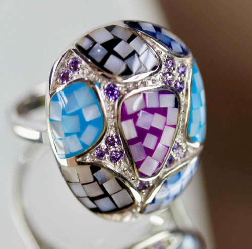EYE-CATCHING LARGE DOMED REAL MOTHER OF PEARL STERLING SILVER RING. GORGEOUS COLOURS