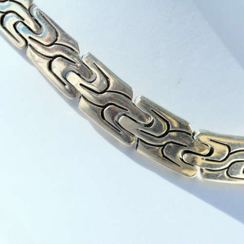 STRIKING SOLID HEAVY 111 gram STERLING SILVER NECKLACE WITH INTERESTING MOTIF. 925 AND 950 HALLMARKS