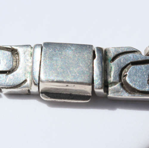 STRIKING SOLID HEAVY 111 gram STERLING SILVER NECKLACE WITH INTERESTING MOTIF. 925 AND 950 HALLMARKS