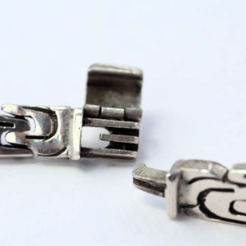 STRIKING SOLID HEAVY 111 gram STERLING SILVER NECKLACE WITH INTERESTING MOTIF. 925 AND 950 HALLMARKS