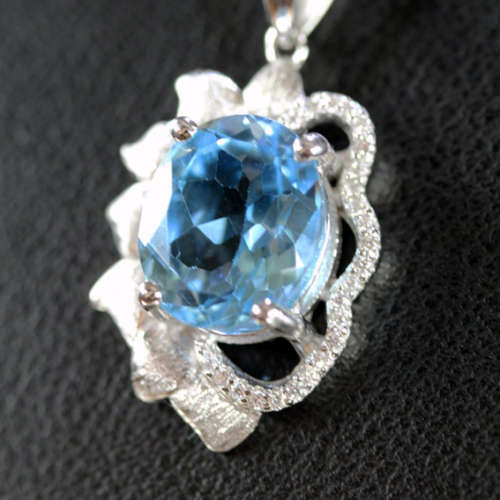 MAGNIFICENT SWISS BLUE TOPAZ & STERLING SILVER PENDANT ON A 40,4cm FLAT, OPENLINK CHAIN. 925