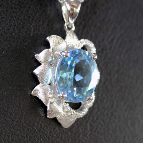 MAGNIFICENT SWISS BLUE TOPAZ & STERLING SILVER PENDANT ON A 40,4cm FLAT, OPENLINK CHAIN. 925