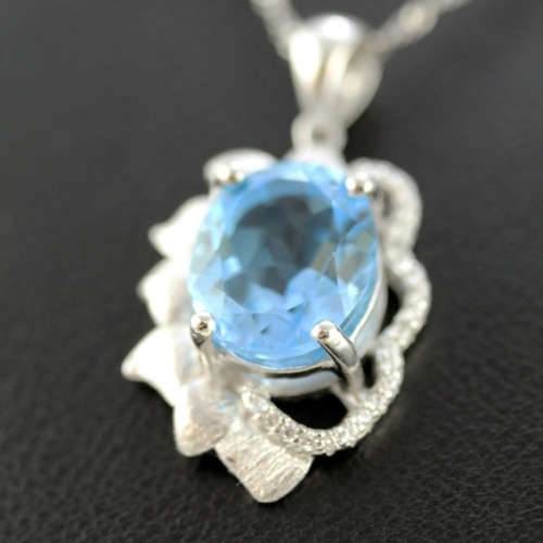 MAGNIFICENT SWISS BLUE TOPAZ & STERLING SILVER PENDANT ON A 40,4cm FLAT, OPENLINK CHAIN. 925