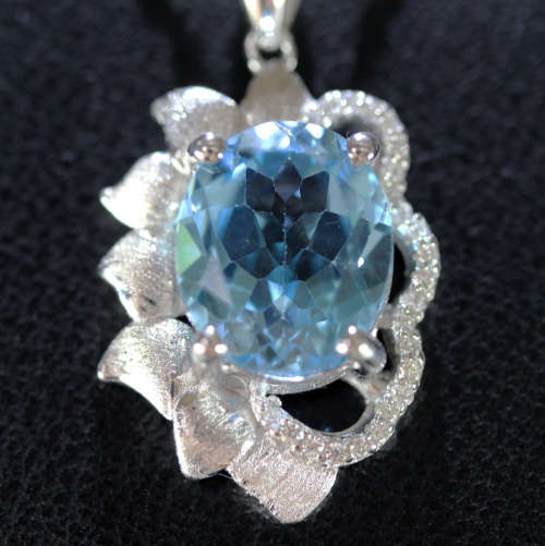 MAGNIFICENT SWISS BLUE TOPAZ & STERLING SILVER PENDANT ON A 40,4cm FLAT, OPENLINK CHAIN. 925