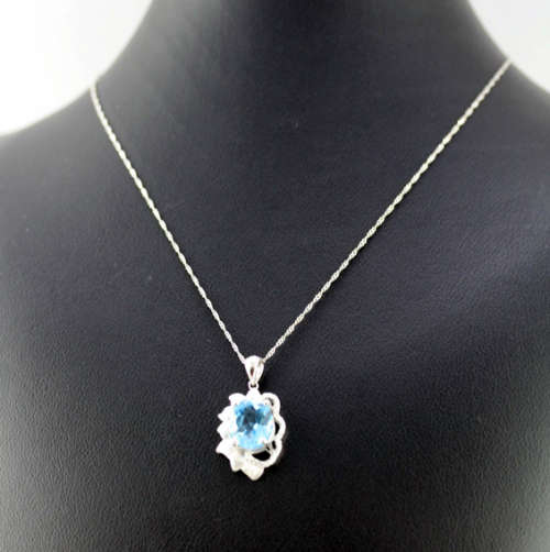 MAGNIFICENT SWISS BLUE TOPAZ & STERLING SILVER PENDANT ON A 40,4cm FLAT, OPENLINK CHAIN. 925