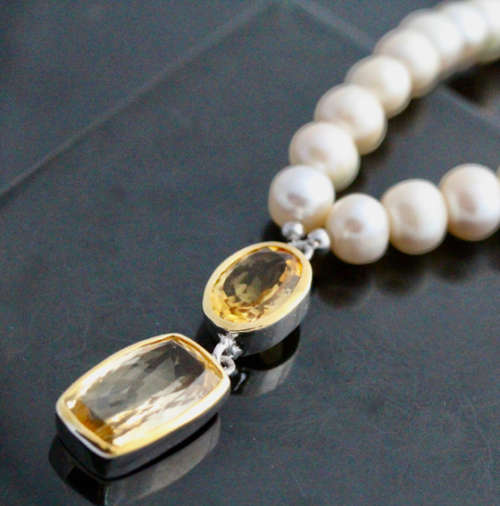 GORGEOUS 48cm ORGANIC PEARL NECKLACE WITH BEAUTIFUL BIG CITRINE PENDANT FEATURE. 9,97 carats!