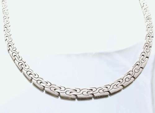 STRIKING SOLID HEAVY 111 gram STERLING SILVER NECKLACE WITH INTERESTING MOTIF. 925 AND 950 HALLMARKS