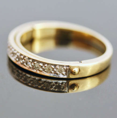 COLLECTABLE VINTAGE DIAMOND, 9CT YELLOW & WHITE GOLD RING. HINGED SECRET "I LOVE YOU" INNER BAND!