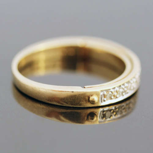 COLLECTABLE VINTAGE DIAMOND, 9CT YELLOW & WHITE GOLD RING. HINGED SECRET "I LOVE YOU" INNER BAND!