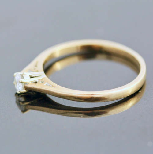 DAINTY ENGLISH VINTAGE DIAMOND SOLITAIRE 9CT GOLD RING. INDEPENDENT JEWELLER CERT R10`000