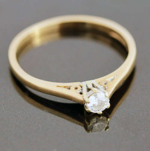 DAINTY ENGLISH VINTAGE DIAMOND SOLITAIRE 9CT GOLD RING. INDEPENDENT JEWELLER CERT R10`000