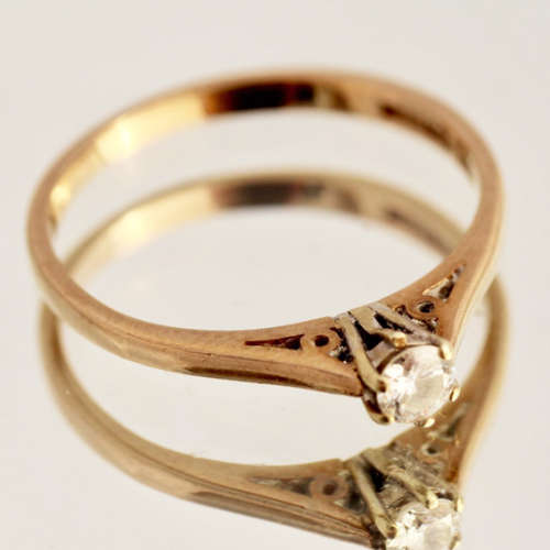 DAINTY ENGLISH VINTAGE DIAMOND SOLITAIRE 9CT GOLD RING. INDEPENDENT JEWELLER CERT R10`000