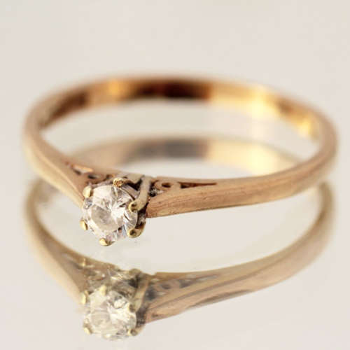 DAINTY ENGLISH VINTAGE DIAMOND SOLITAIRE 9CT GOLD RING. INDEPENDENT JEWELLER CERT R10`000