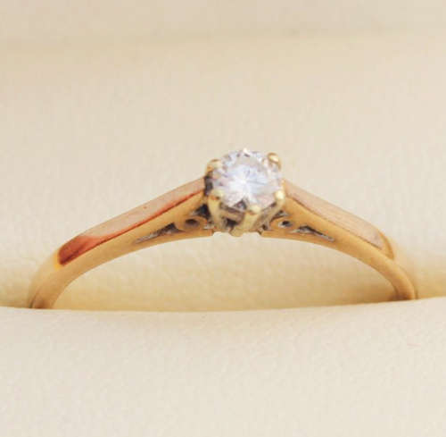 DAINTY ENGLISH VINTAGE DIAMOND SOLITAIRE 9CT GOLD RING. INDEPENDENT JEWELLER CERT R10`000
