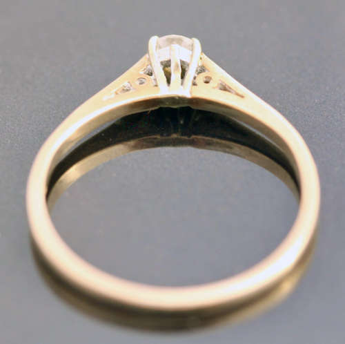 DAINTY ENGLISH VINTAGE DIAMOND SOLITAIRE 9CT GOLD RING. INDEPENDENT JEWELLER CERT R10`000