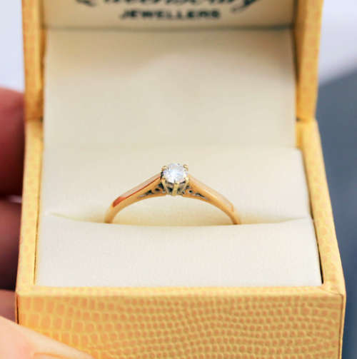DAINTY ENGLISH VINTAGE DIAMOND SOLITAIRE 9CT GOLD RING. INDEPENDENT JEWELLER CERT R10`000
