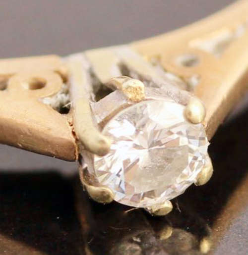 DAINTY ENGLISH VINTAGE DIAMOND SOLITAIRE 9CT GOLD RING. INDEPENDENT JEWELLER CERT R10`000