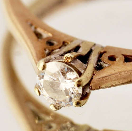 DAINTY ENGLISH VINTAGE DIAMOND SOLITAIRE 9CT GOLD RING. INDEPENDENT JEWELLER CERT R10`000