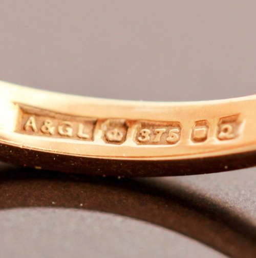 DAINTY ENGLISH VINTAGE DIAMOND SOLITAIRE 9CT GOLD RING. INDEPENDENT JEWELLER CERT R10`000